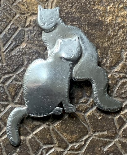 broche ancienne décor de chat dans le goût de Steinlein
