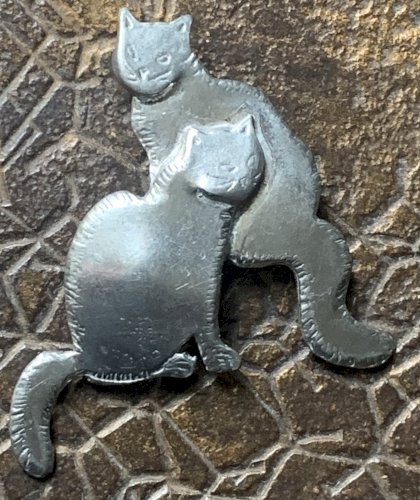 broche ancienne décor de chat dans le goût de Steinlein