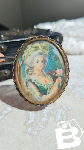 Broche ancienne dessin sous verre portrait signé GIL