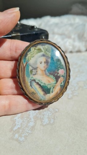 Broche ancienne dessin sous verre portrait signé GIL