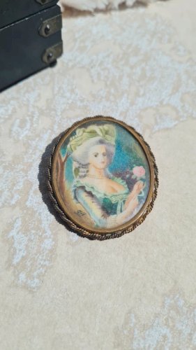 Broche ancienne dessin sous verre portrait signé GIL