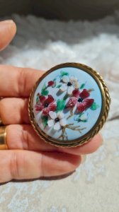 Broche ancienne émaillée en relief