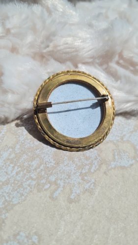 Broche ancienne émaillée en relief