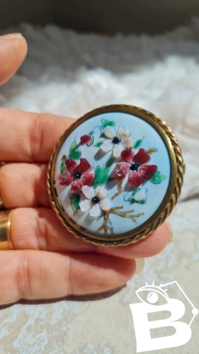 Broche ancienne émaillée en relief
