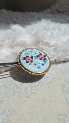 Broche ancienne émaillée en relief