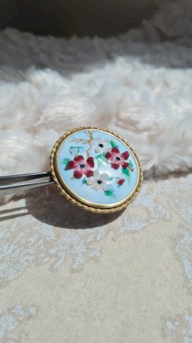 Broche ancienne émaillée en relief