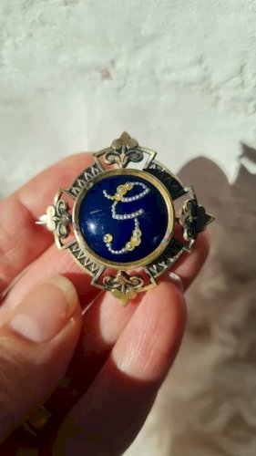 Broche Ancienne émaux de Bressan lettre G