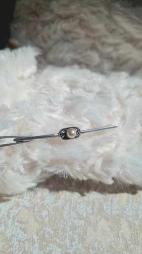 Broche ancienne en argent, marcassites et perle