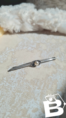 Broche ancienne en argent, marcassites et perle