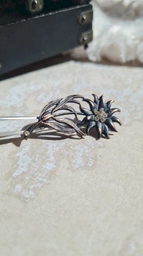 Broche Ancienne en cuivre et strass fleur edelweiss