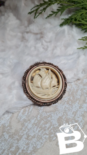 Broche ancienne en laiton et bakélite