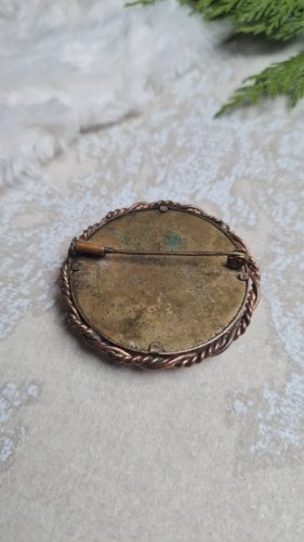 Broche ancienne en laiton et bakélite