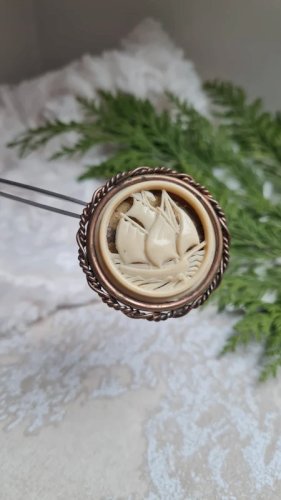 Broche ancienne en laiton et bakélite