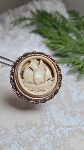 Broche ancienne en laiton et bakélite