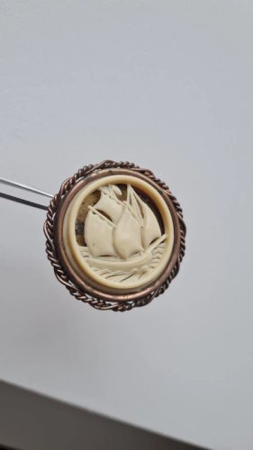 Broche ancienne en laiton et bakélite