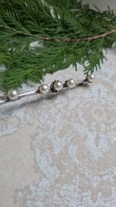 Vintage brooch in silver-plated metal and faux pearls.