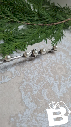 Broche ancienne en métal argenté et fausses perles