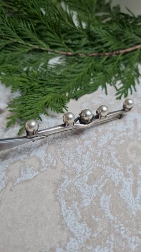 Broche ancienne en métal argenté et fausses perles