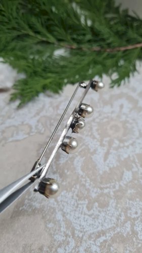 Broche ancienne en métal argenté et fausses perles