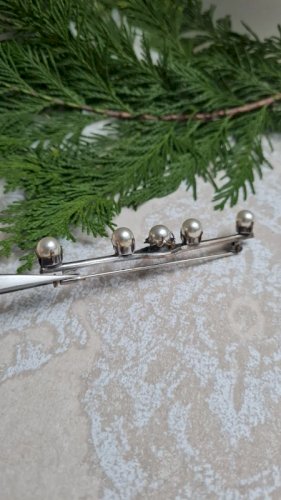 Broche ancienne en métal argenté et fausses perles