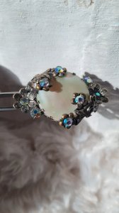 Vintage brooch in mother-of-pearl and aurora borealis rhinestones from the 1960s.