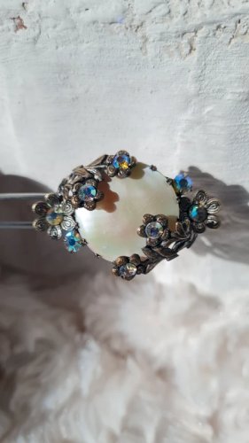 Broche ancienne en nacre et strass aurore Boréale années 60