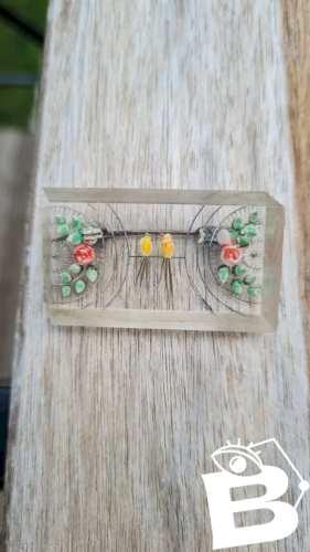 Broche ancienne lucite - avec des tourtereaux - Broche avec oiseaux rectangulaire