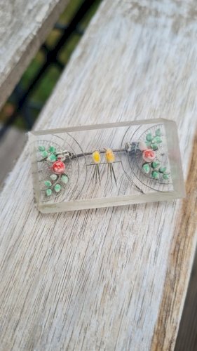 Broche ancienne lucite - avec des tourtereaux - Broche avec oiseaux rectangulaire
