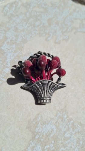 Broche ancienne - panier de fleurs en métal argenté