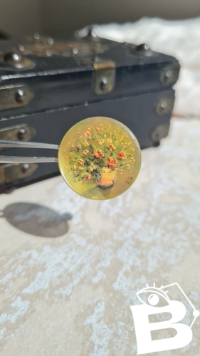 Broche ancienne peinture sur nacre signé YS