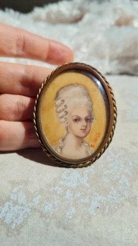Broche Ancienne portrait sous verre signée E. de G
