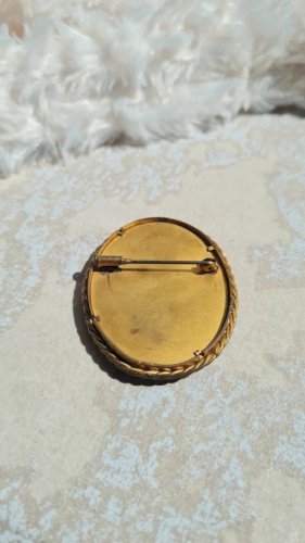 Broche Ancienne portrait sous verre signée E. de G