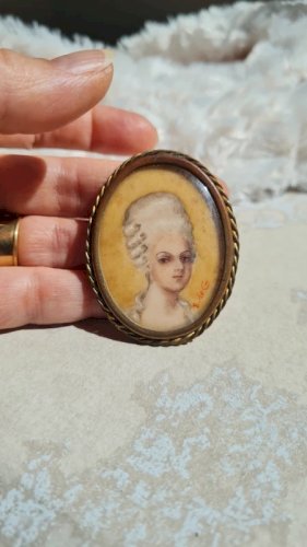 Broche Ancienne portrait sous verre signée E. de G