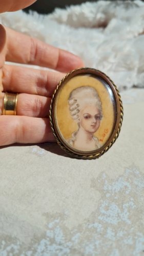 Broche Ancienne portrait sous verre signée E. de G