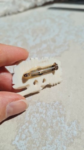 Broche ancienne rose blanche en matière noble