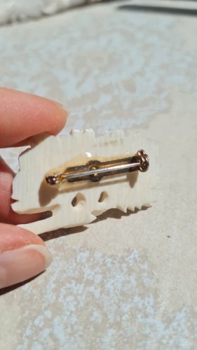 Broche ancienne rose blanche en matière noble