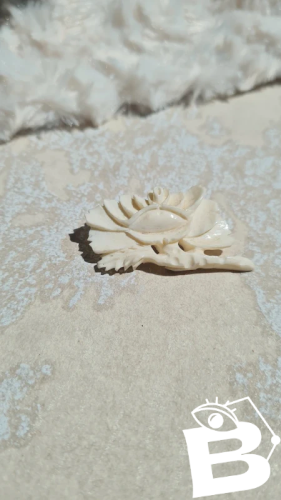 Broche ancienne rose blanche en matière noble