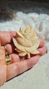 Antique rose sand brooch in noble material