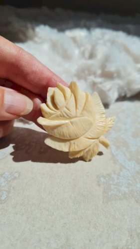 Broche ancienne rose sable en matière noble