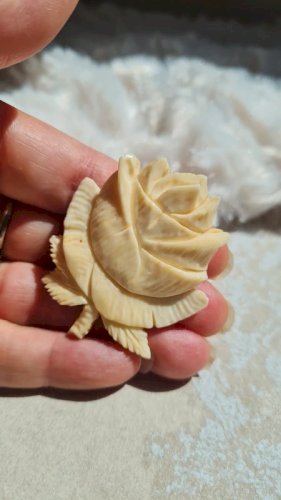 Broche ancienne rose sable en matière noble