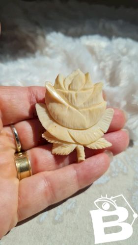 Broche ancienne rose sable en matière noble