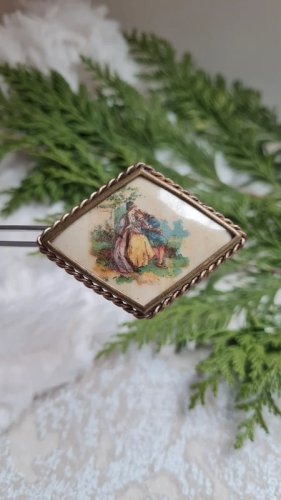 Broche ancienne scène de deux amoureux