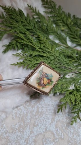 Broche ancienne scène de deux amoureux