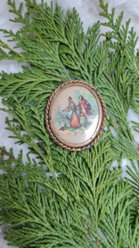 Broche ancienne scène de deux amoureux