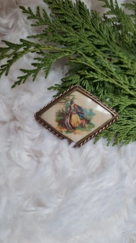 Broche ancienne scène de deux amoureux