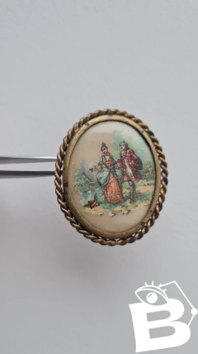 Broche ancienne scène de deux amoureux