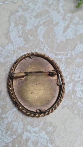 Broche ancienne scène de deux amoureux