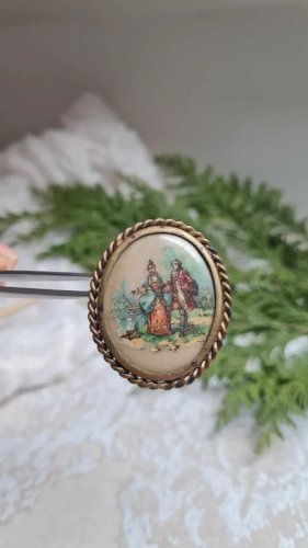 Broche ancienne scène de deux amoureux