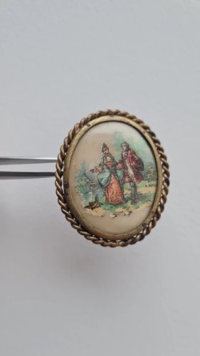 Broche ancienne scène de deux amoureux