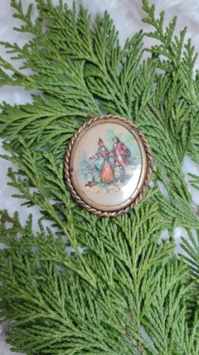 Broche ancienne scène de deux amoureux